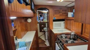Coffee/tea maker, fridge, microwave, stovetop