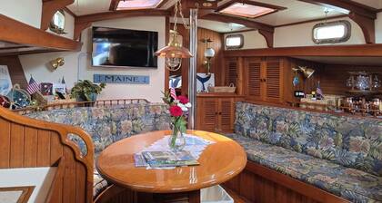 WindSong: A charming 3-bedroom retreat in Boothbay Harbor, ME, near waterfront views.