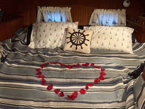 3 bedrooms, desk, WiFi, bed sheets - Boothbay Harbor from a Unique Perspective: Stay on the Sailboat Windsong at a Full-Service Marina! (Boothbay Harbor)