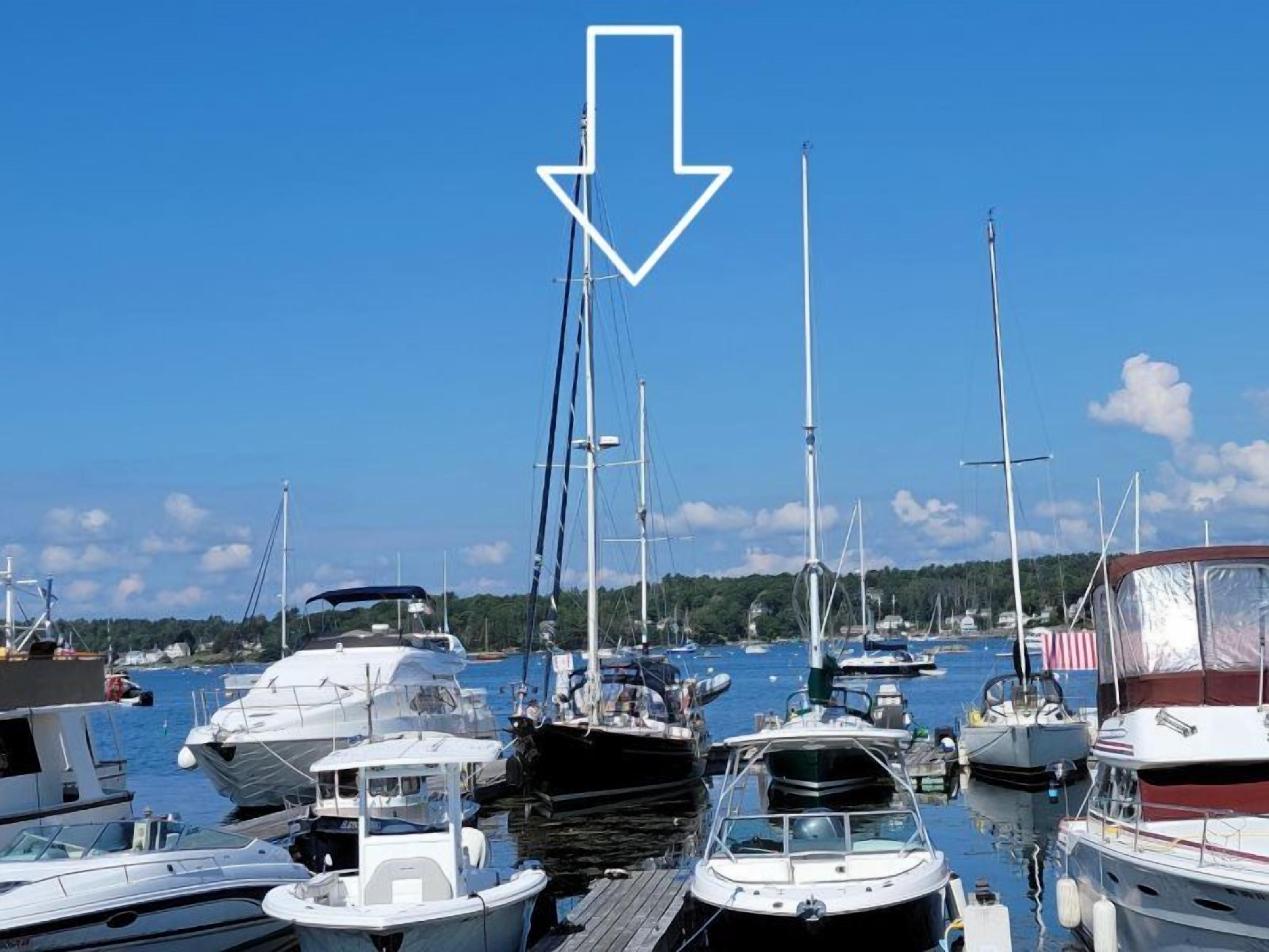 Ein Yachthafen mit verschiedenen Schiffen.