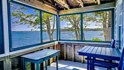 Charming 2-bedroom waterfront home in Wiscasset, ideal for family getaways.