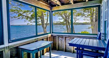 Charming 2-bedroom waterfront home in Wiscasset, ideal for family getaways.