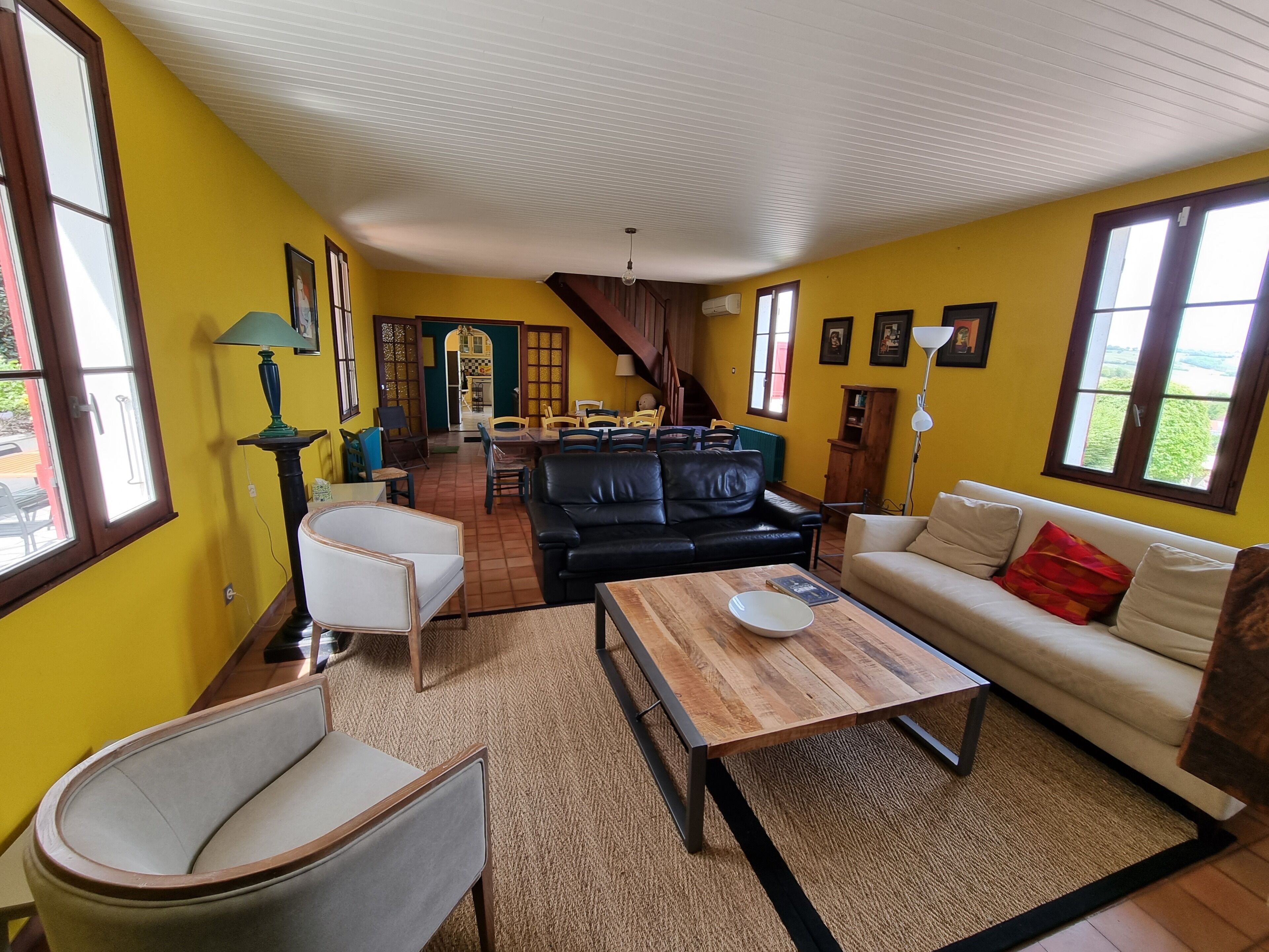 Älytelevisio, takka, DVD-soitin, pöytätennispöytä