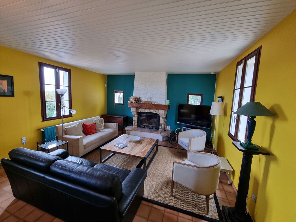 Smart TV, chimenea, reproductor de DVD y tenis de mesa 