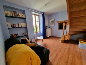 Smart-tv, eldstad, dvd-spelare och ett bordtennisbord
