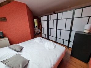 6 bedrooms, iron/ironing board, free WiFi, bed sheets