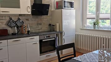 Kühlschrank, Mikrowelle, Ofen, Herdplatte