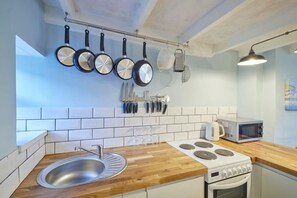 Kjøleskap, mikrobølgeovn, ovn og kokeplater