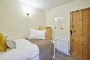 2 bedrooms, iron/ironing board, free WiFi, bed sheets - Host & Stay | Honey Cottage (Saltburn-by-the-Sea)