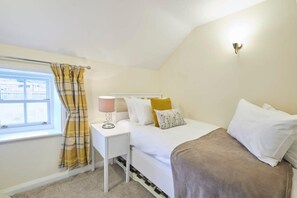 2 bedrooms, iron/ironing board, free WiFi, bed sheets - Host & Stay | Honey Cottage (Saltburn-by-the-Sea)