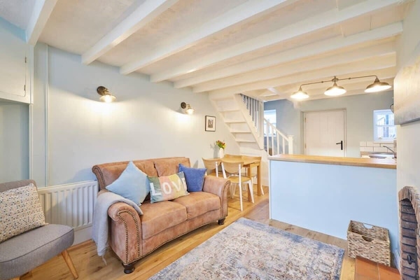 Una televisión, una chimenea, una oficina