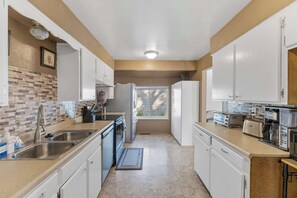 Coffee/tea maker, fridge, microwave, oven