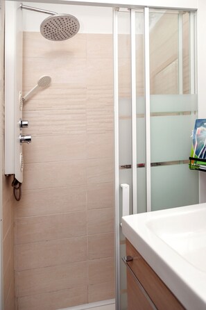 Douche, sèche-cheveux, serviettes fournies, savon