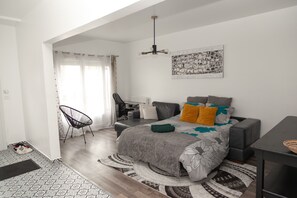 1 makuuhuone, työpöytä, silitysrauta/-lauta, vauvan matkasänky