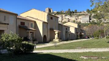 Vista frontal de la propiedad