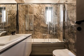 Apartamento luxo | Banheiro | Produtos de toalete grátis, secador de cabelo, toalhas de banho 