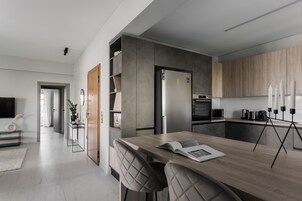 Apartamento Deluxe | Cocina privada | Máquina de café espresso, cafetera o tetera, frigorífico y horno