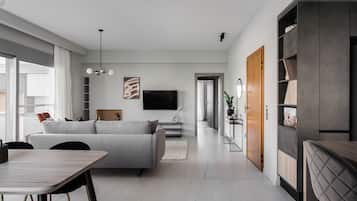 Deluxe Apartment | Ruang tamu | 43 inci televisyen dengan digital, pendiangan, Netflix