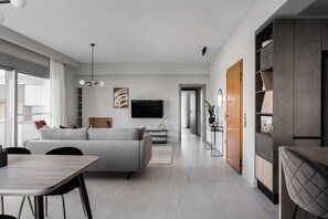 Deluxe appartement | Woonruimte | Een 43-inch televisie met digitale zenders, een open haard en Netflix