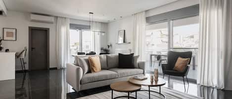 Deluxe Apartment | Living area | 43-inch TV with digital channels, fireplace, Netflix