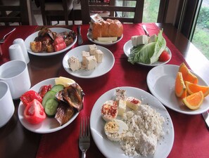 朝食 (ビュッフェ)、毎日提供 (無料)