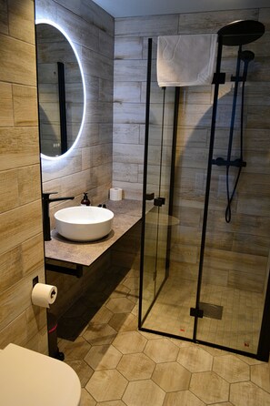 Single Room | Bathroom | Shower, rainfall showerhead, free toiletries, hair dryer - Andenes Suite Hotel (Andoy)