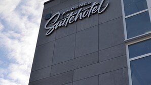 Een hotelschild met de naam 'Andres Suites Hotel'.