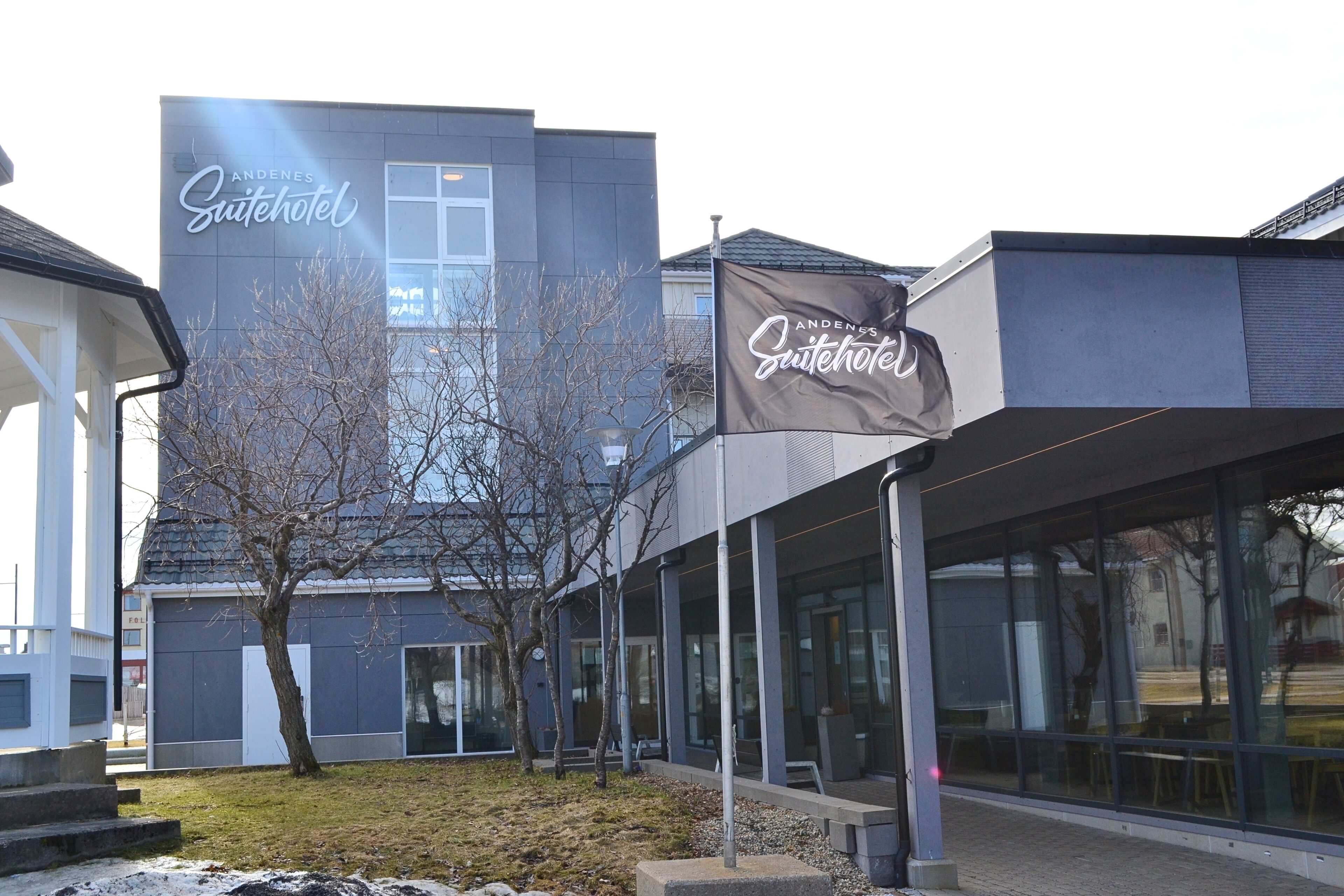 Un bâtiment moderne sur lequel on peut lire l’inscription « Andenes Suitehotel ».