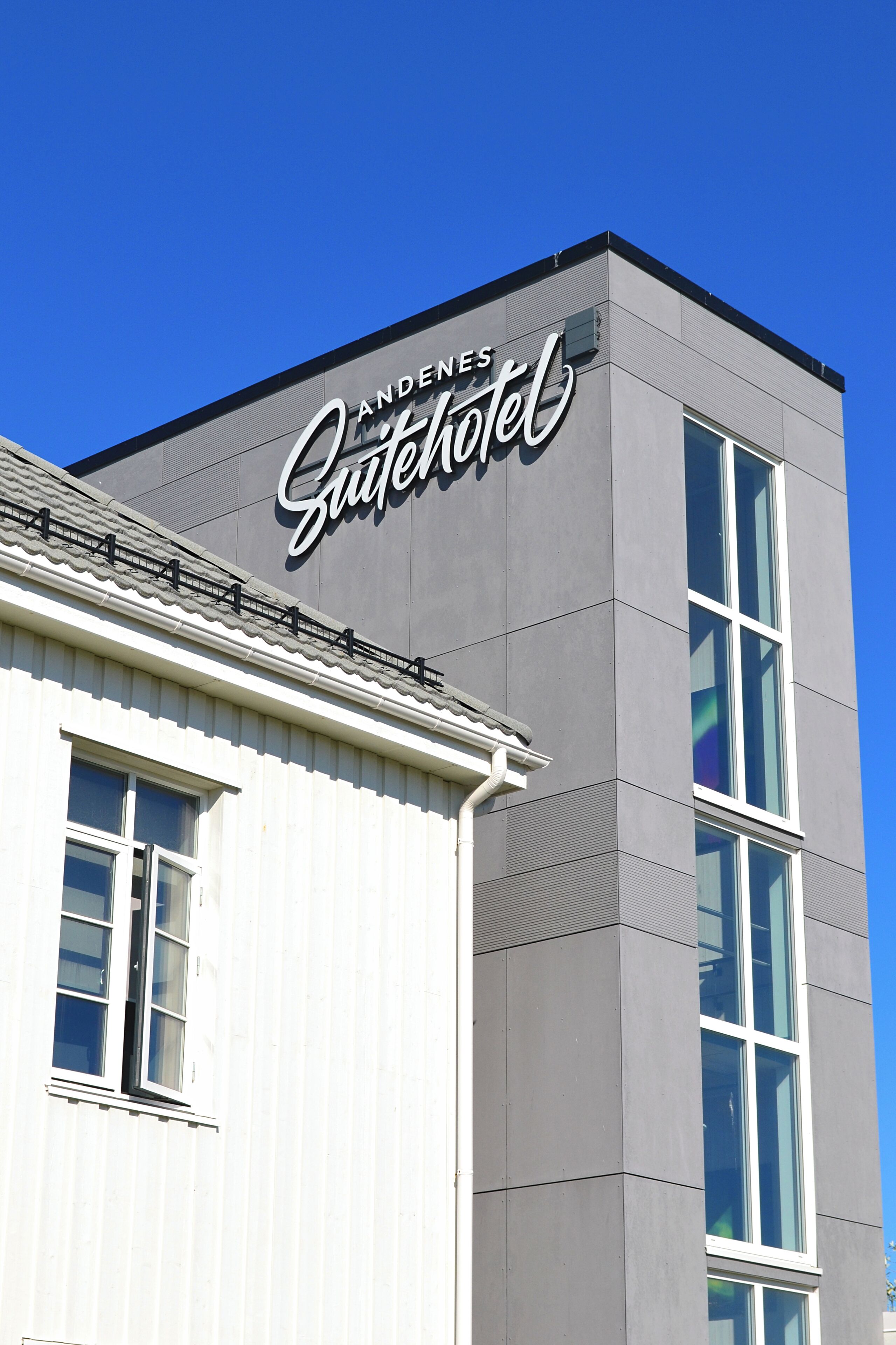 Moderni rakennus, jonka julkisivussa on kyltti, jossa lukee »Andenes Gaitehotel».