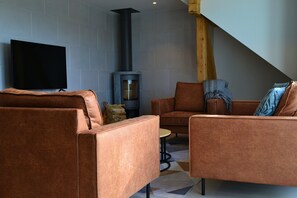 Elite-Suite | Wohnbereich | 50-Zoll-Smart-TV mit Digitalempfang, Streaming-Dienste