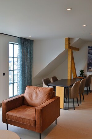 Elite-Suite | Wohnbereich | 50-Zoll-Smart-TV mit Digitalempfang, Streaming-Dienste