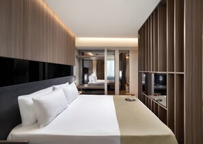 Studio Suite Royal | Seprai premium, brankas, kedap suara, dan setrika/meja setrika