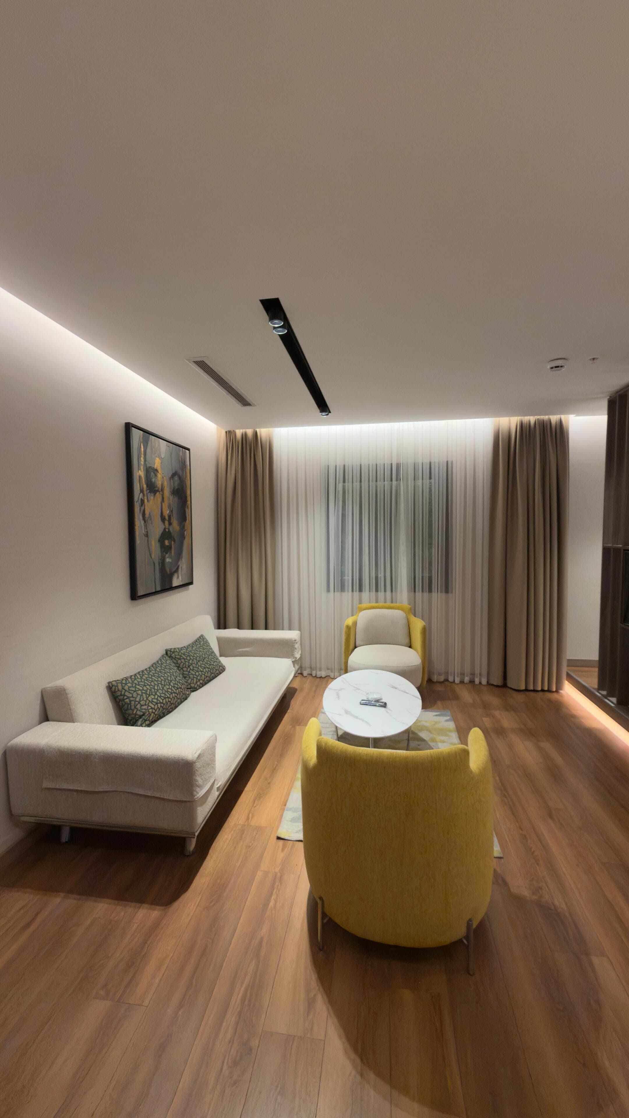 Ropa de cama de alta calidad y caja de seguridad en la habitación 