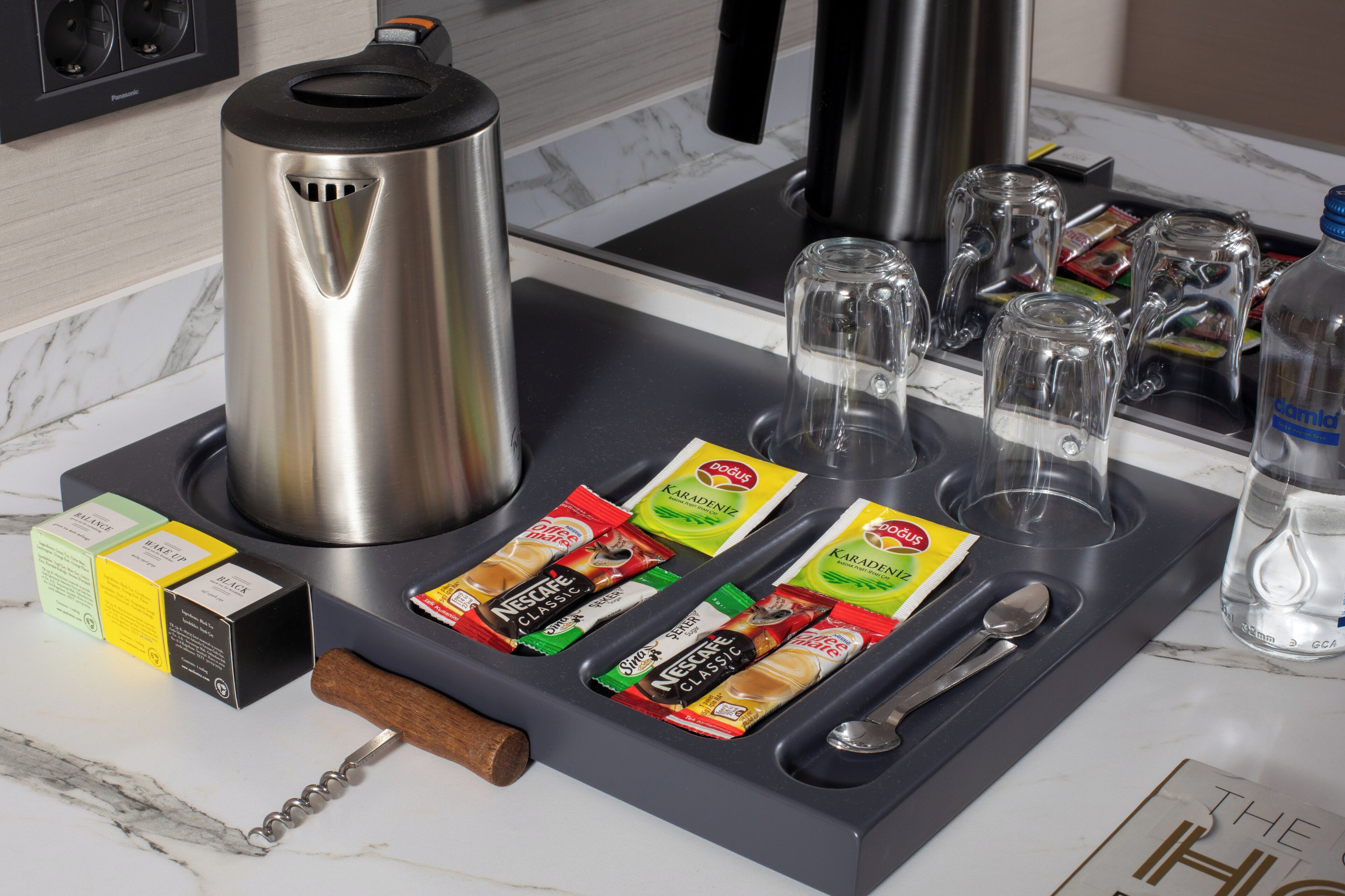 Frigobar, placa de cocina, cafetera/tetera, tetera/pava eléctrica