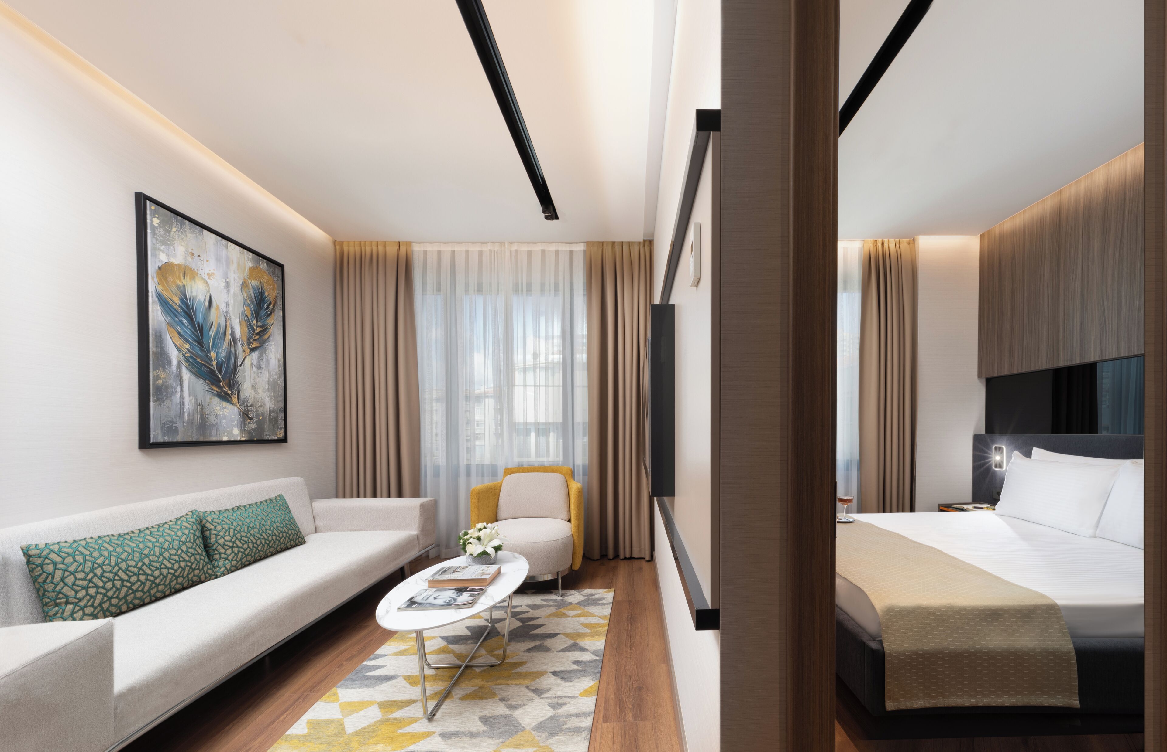 Ropa de cama de alta calidad y caja de seguridad en la habitación 