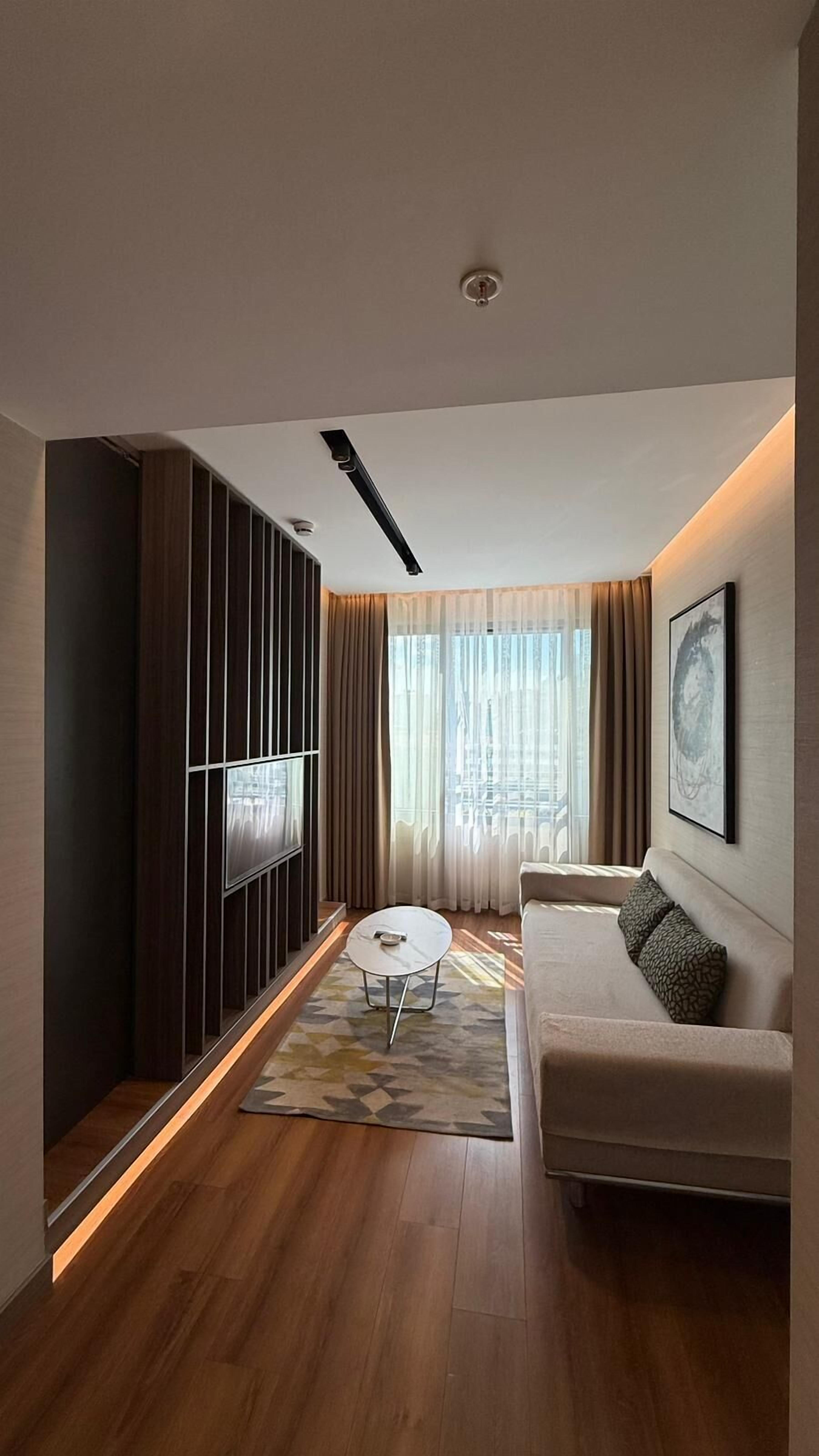 Ropa de cama de alta calidad y caja de seguridad en la habitación 