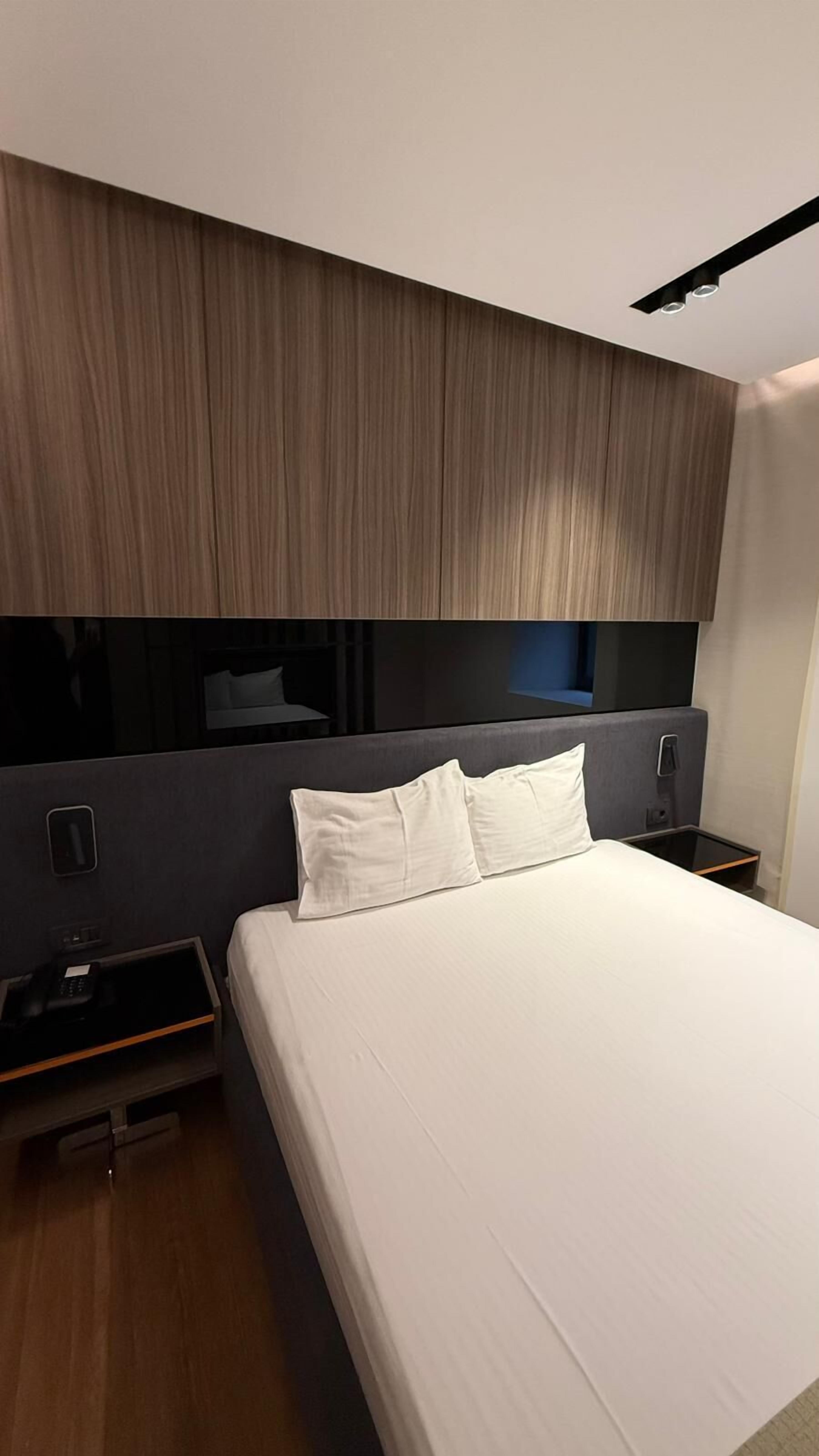 Ropa de cama de alta calidad y caja de seguridad en la habitación 