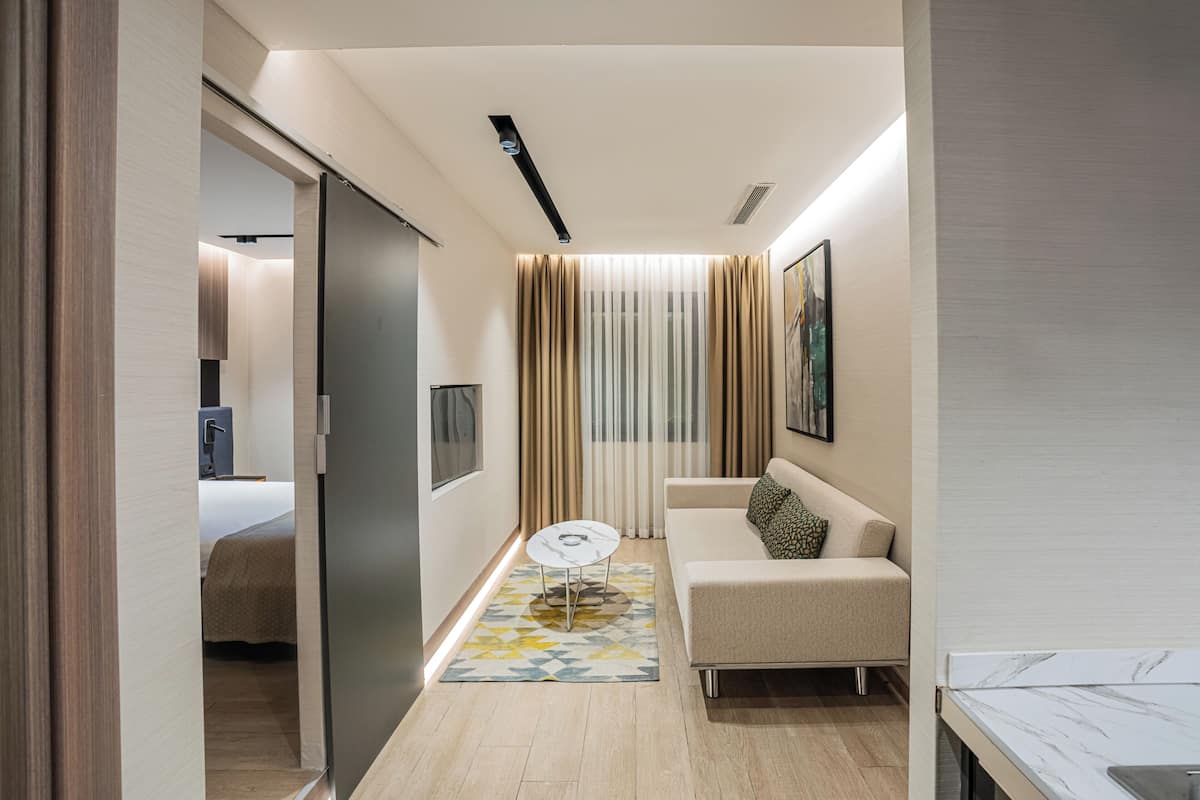 Deluxe Studio | Premium bedding, in-room safe, soundproofing, iron/ironing board