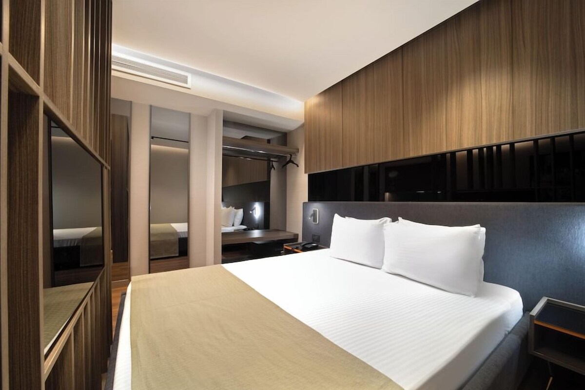 Premium bedding, in-room safe, soundproofing