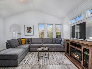 Smart TV, chimenea, futbolito y tenis de mesa 