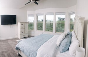 6 bedrooms, travel crib, WiFi, bed sheets
