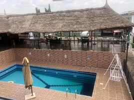 Una piscina al aire libre