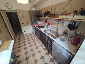 Réfrigérateur, micro-ondes, plaque de cuisson, lave-vaisselle