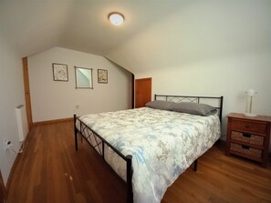 4 dormitorios, escritorio, tabla de planchar con plancha y cuna de viaje