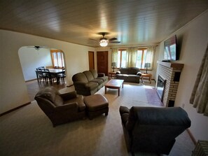 Una televisión, una chimenea, un reproductor de DVD