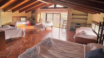 3 slaapkamers, reisbedje, beddengoed