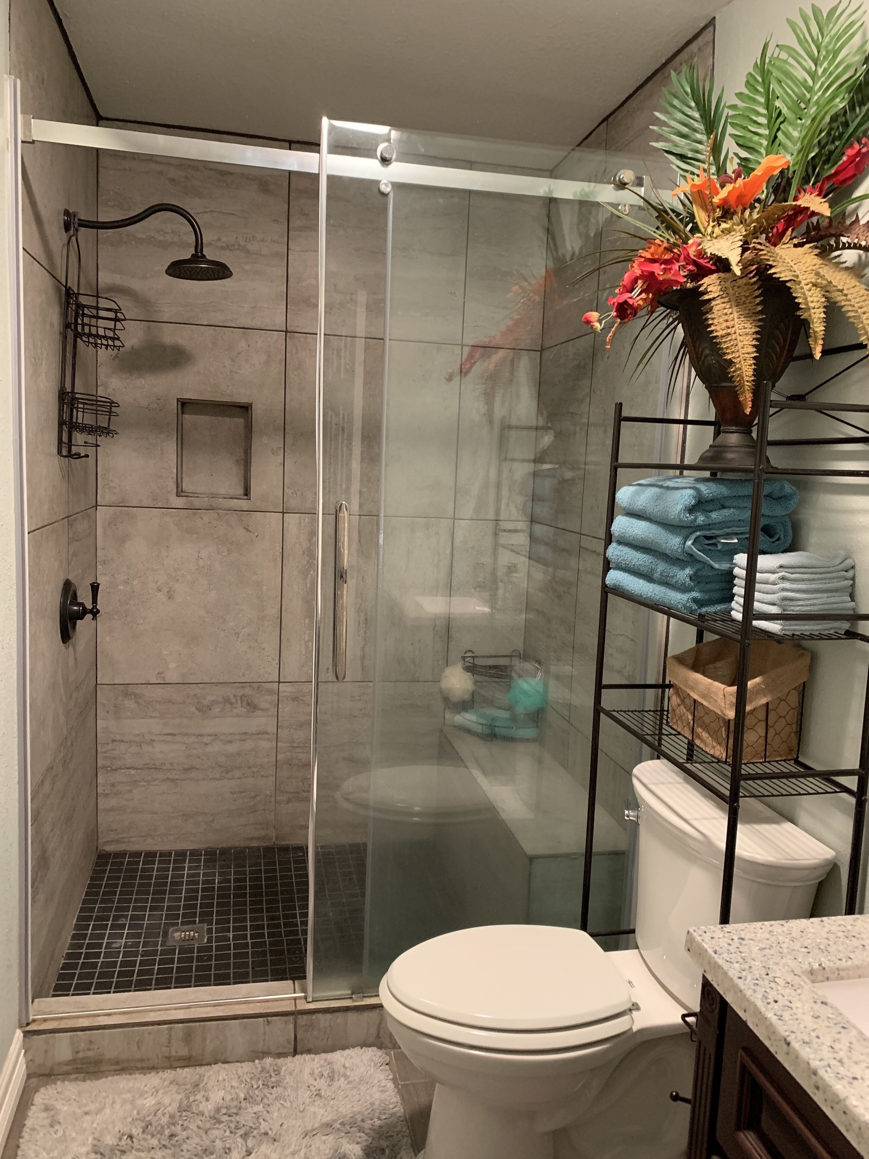 Ducha, bañera de hidromasaje, secador de pelo, toallas