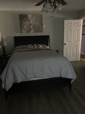 3 bedrooms, free WiFi, bed sheets, wheelchair access - Comfortable home in Center of town (Port Arthur)