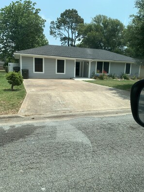 Exterior - Comfortable home in Center of town (Port Arthur)