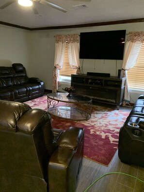 Smart TV - Comfortable home in Center of town (Port Arthur)
